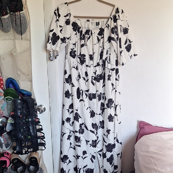 Black & White Off-Shoulder Floral Maxi Dress - Picture 4 of 13